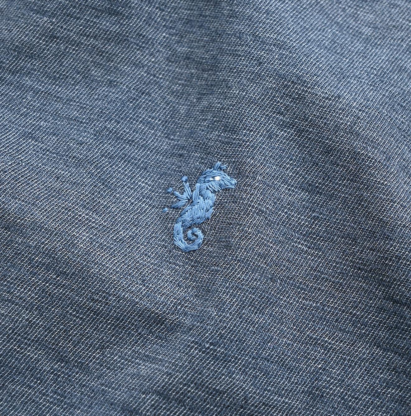 靛蓝色大开衩 45 色仿旧 T 恤