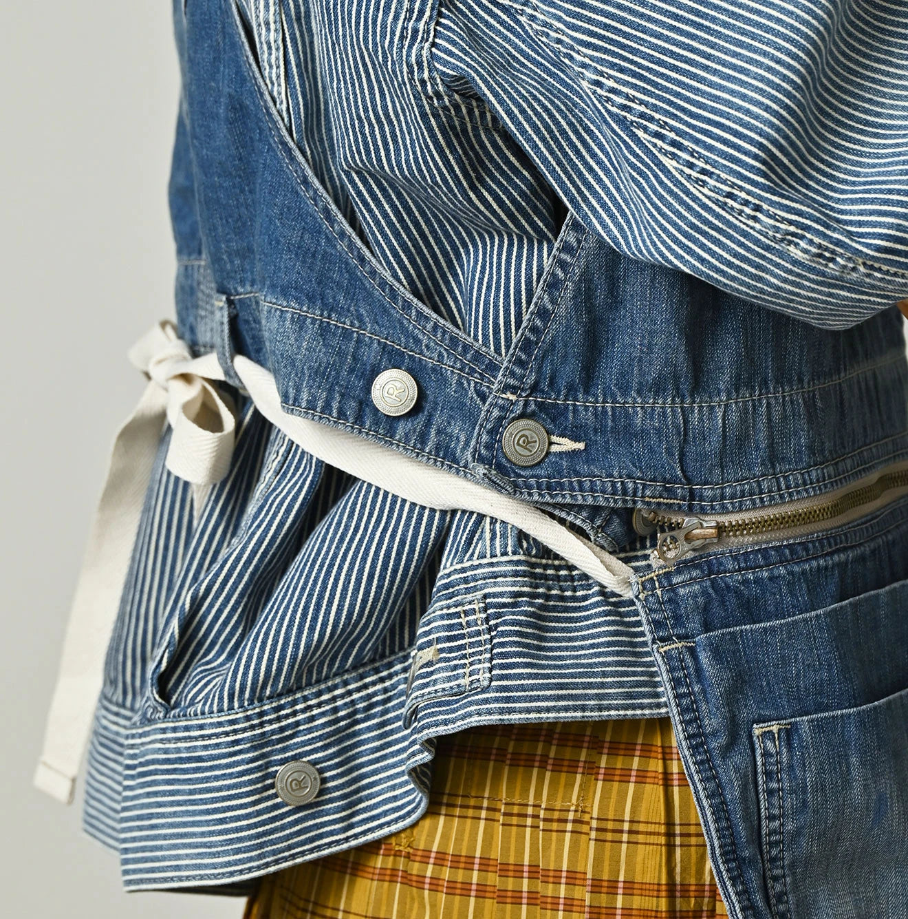 45R Komugi Denim Over Tablier Distressed - Image 19