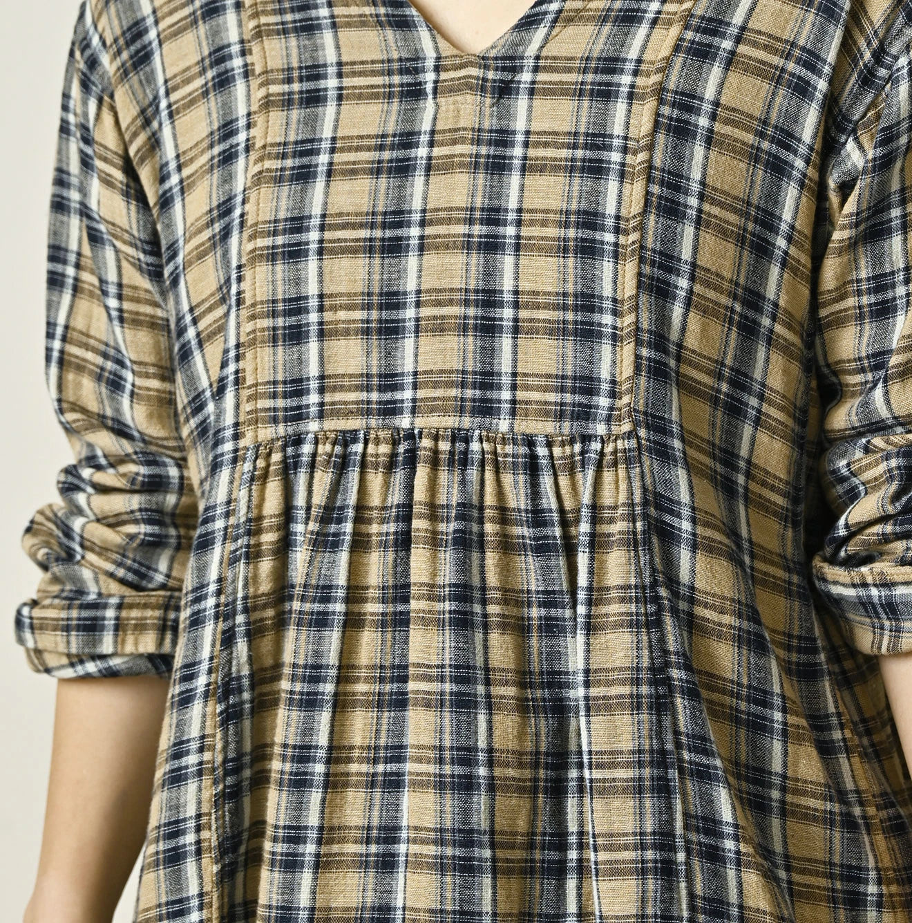 45R Indigo Doublecloth V-Gathered Blouse - Image 9