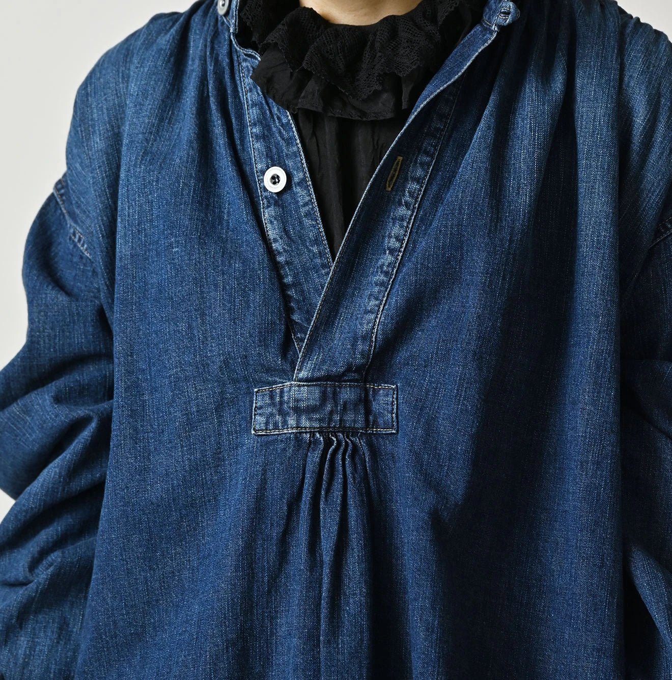 45R Komugi Denim Hechima Blouse - Image 8