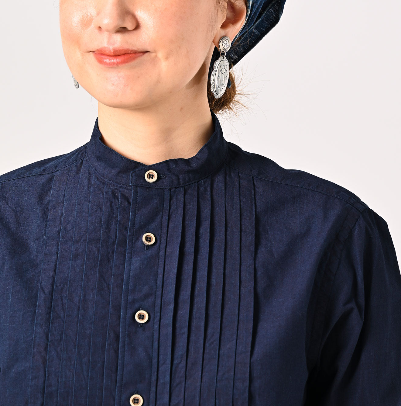 45R Indigo Batistie 908 Pintuck Stand Collar Shirt