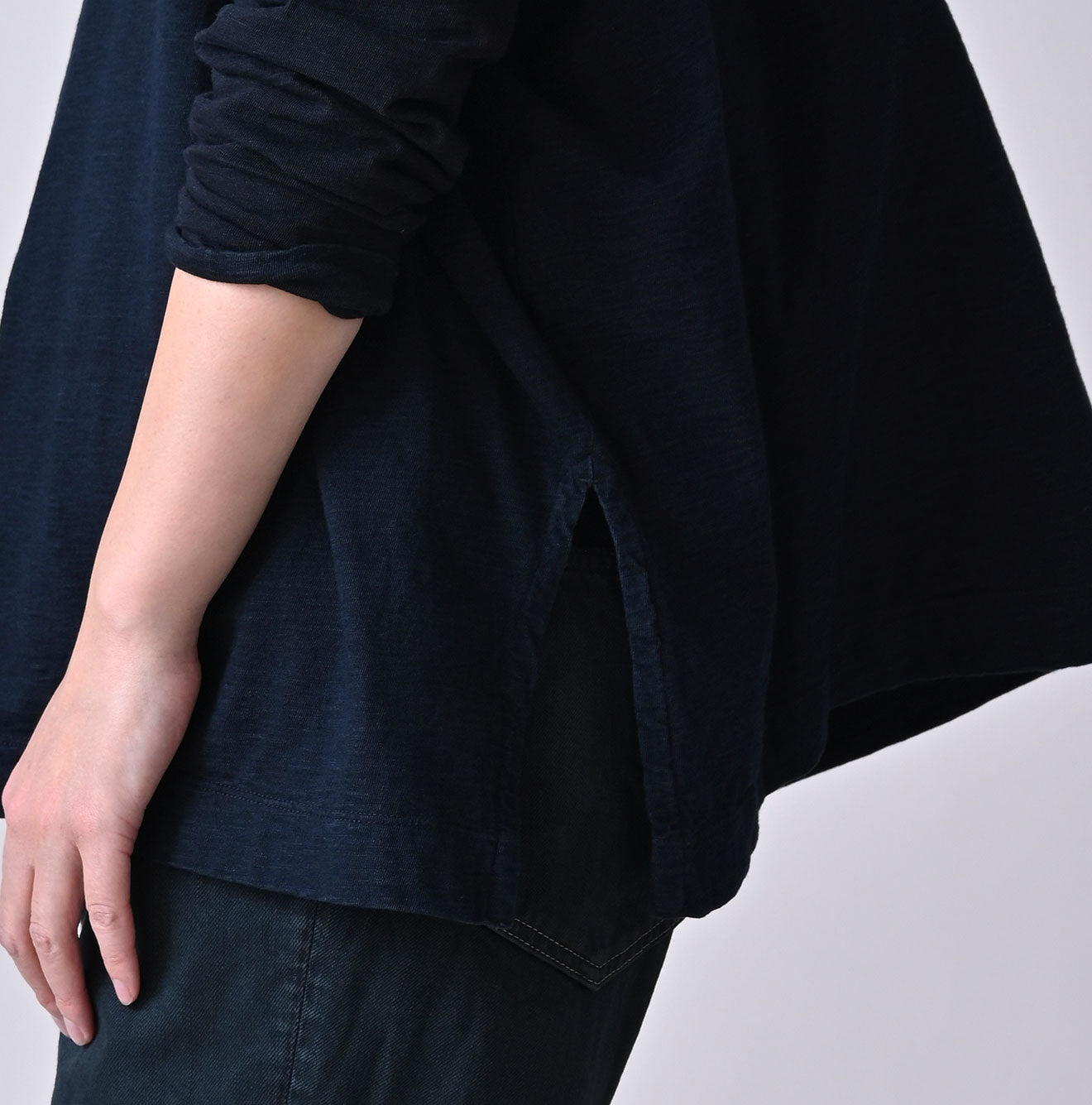 45R Indigo Yock Neck Big Slit T-shirt