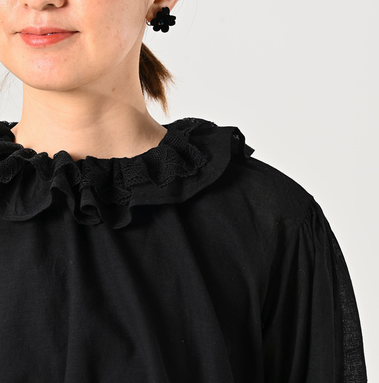 45R Gauze Frilled Collar Blouse