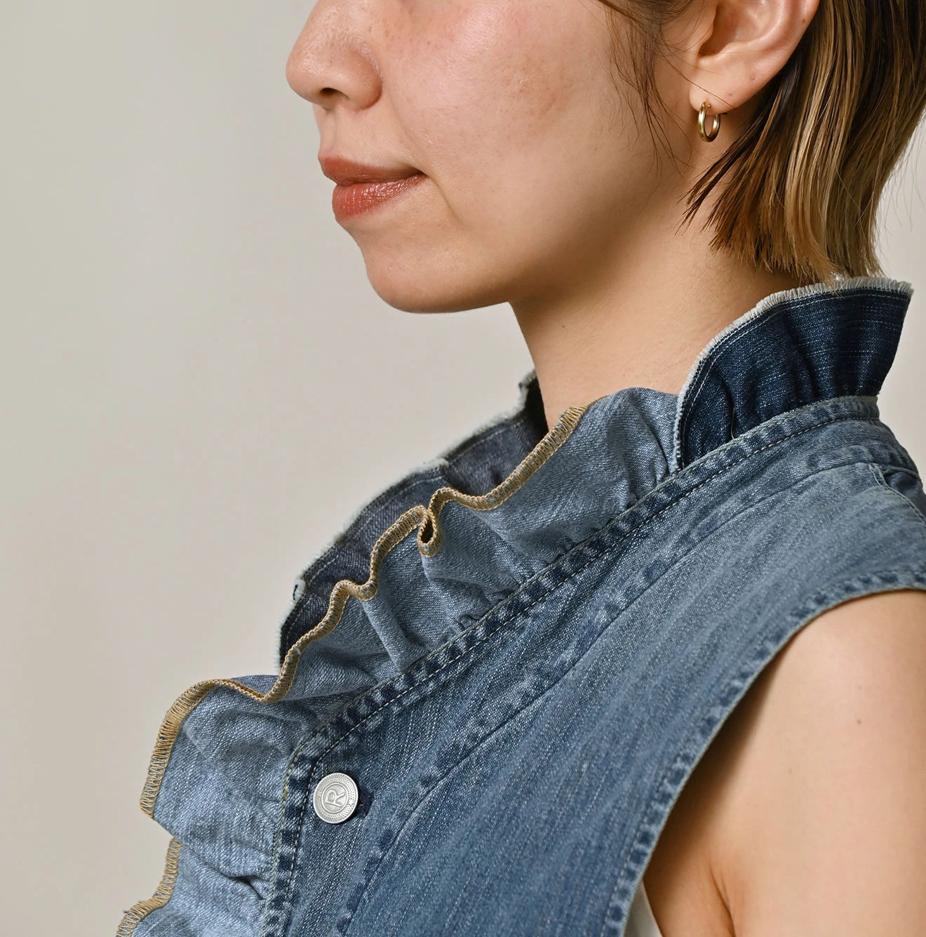 45R Mugihiko Denim Frilled Work Vest - Image 6
