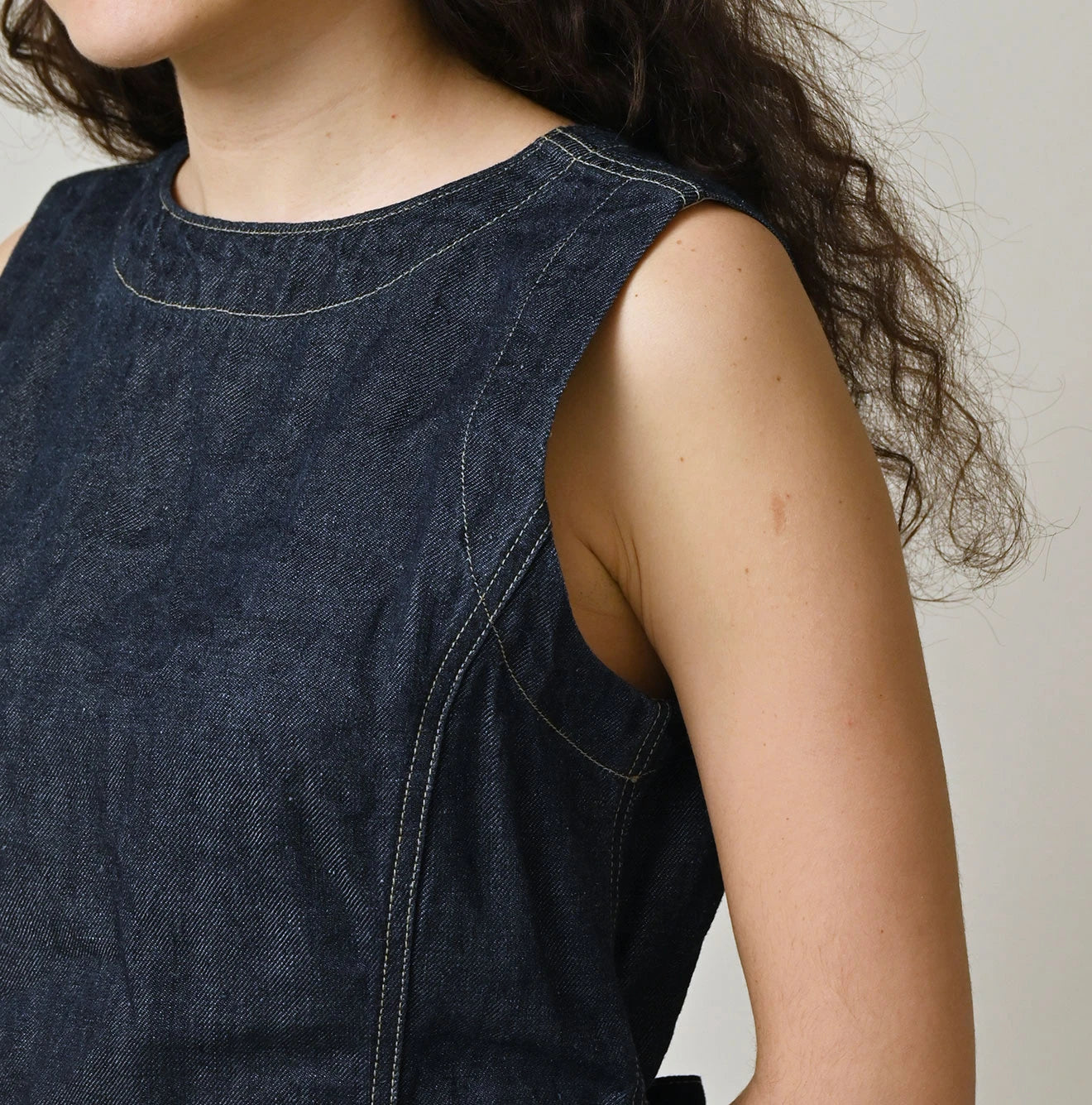 45R Linen Denim Sleeveless Top - Image 8