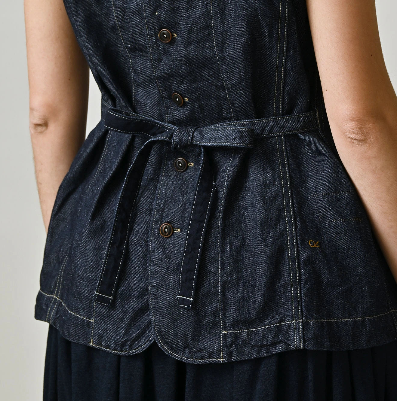 45R Linen Denim Sleeveless Top - Image 10