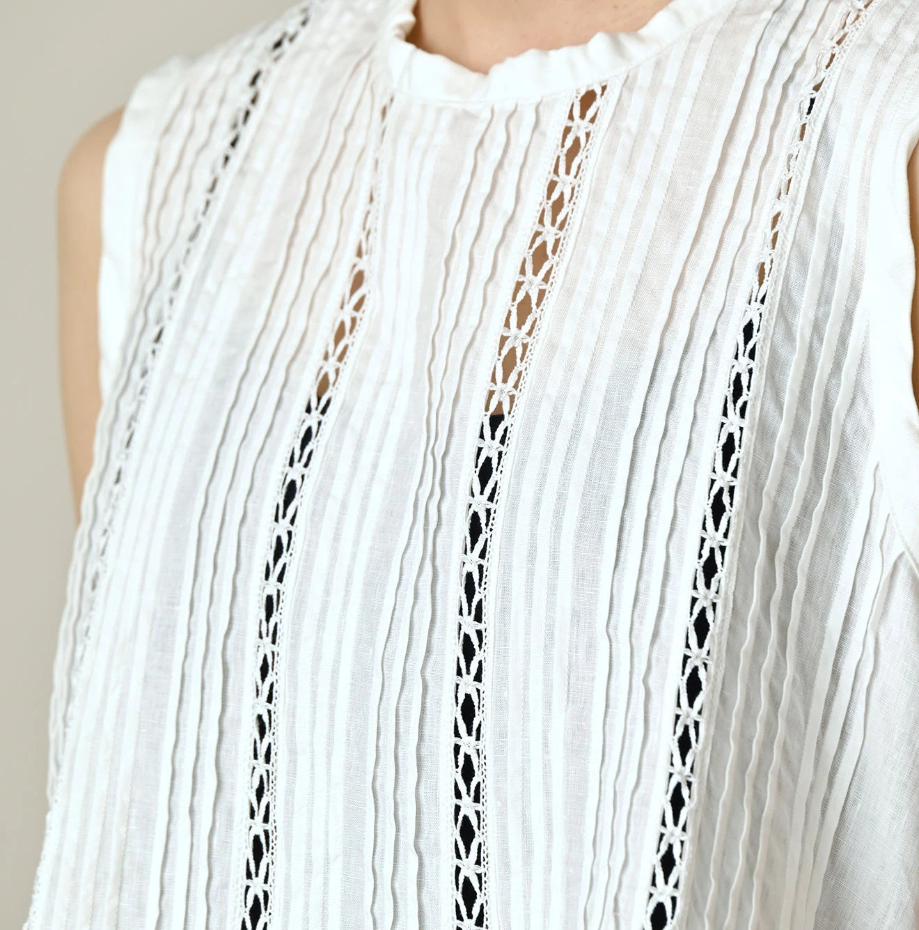 45R Linen Pintuck Lace Sleeveless Top - Image 8