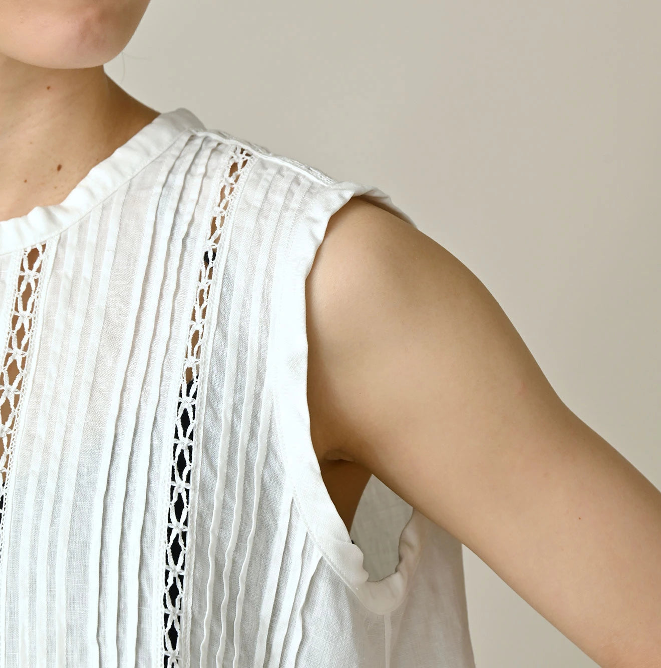 45R Linen Pintuck Lace Sleeveless Top - Image 9