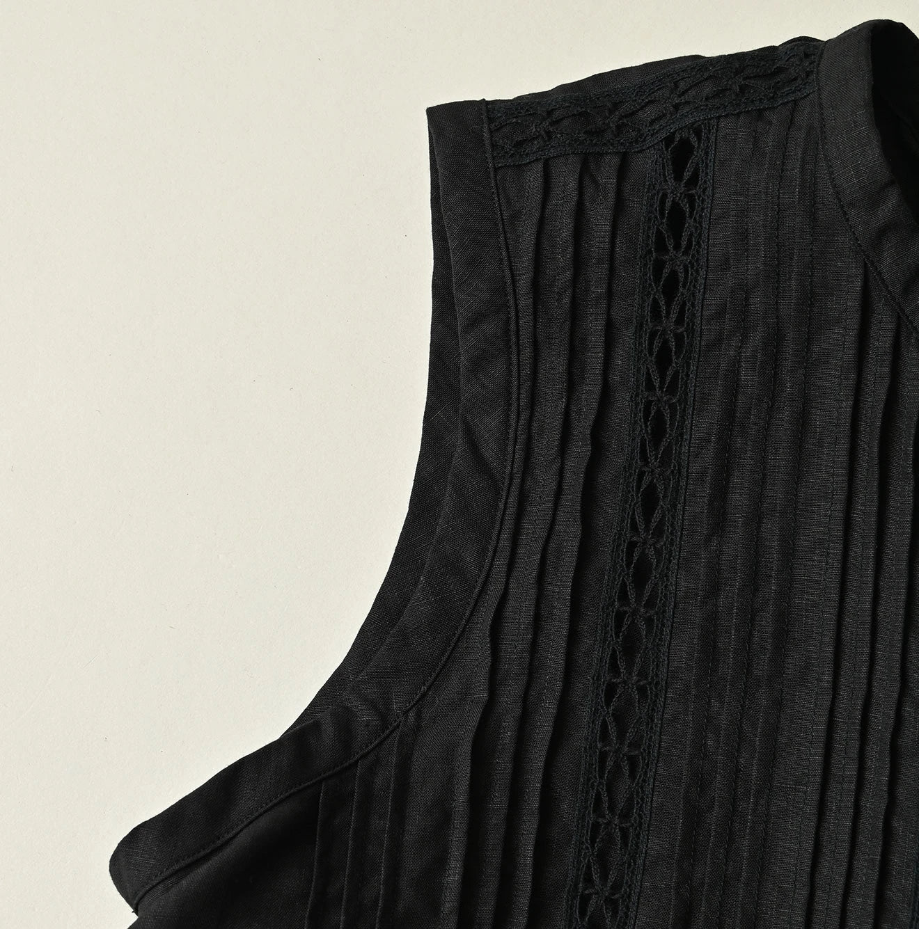 45R Linen Pintuck Lace Sleeveless Top - Image 17