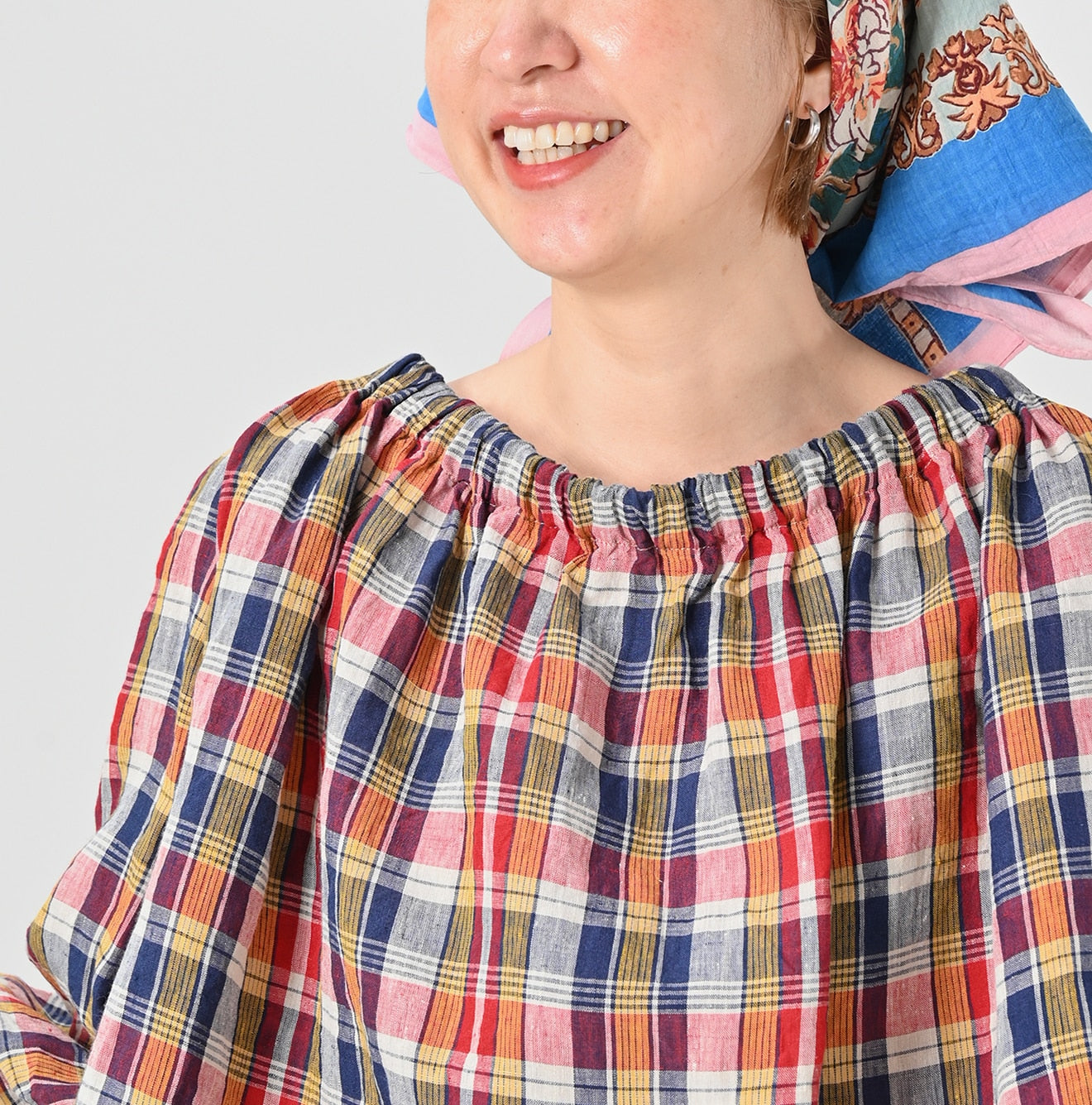 45R Linen Madras Shirring Blouse - Image 7