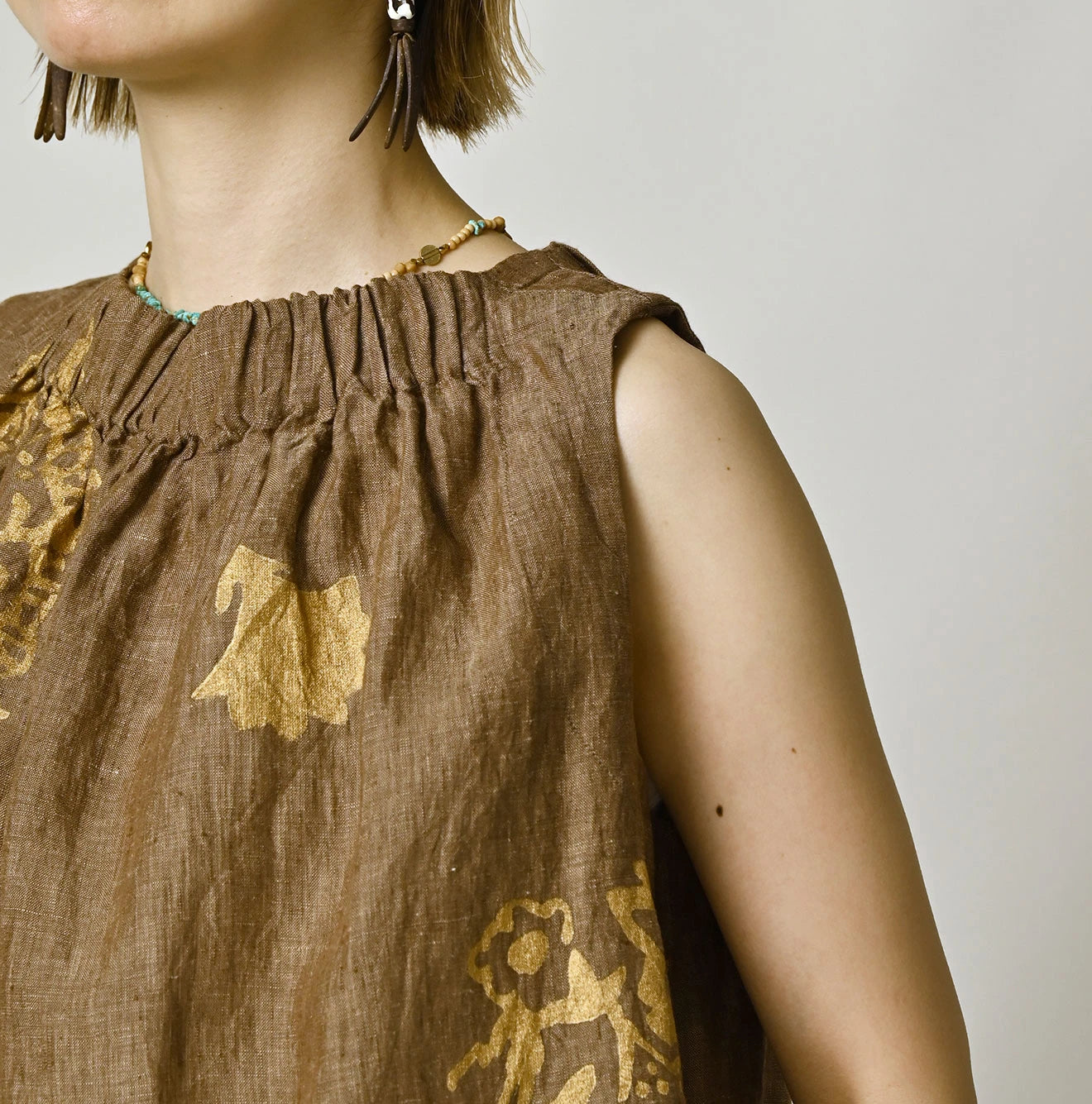 45R Linen Foil Shirring Sleeveless Top - Image 9