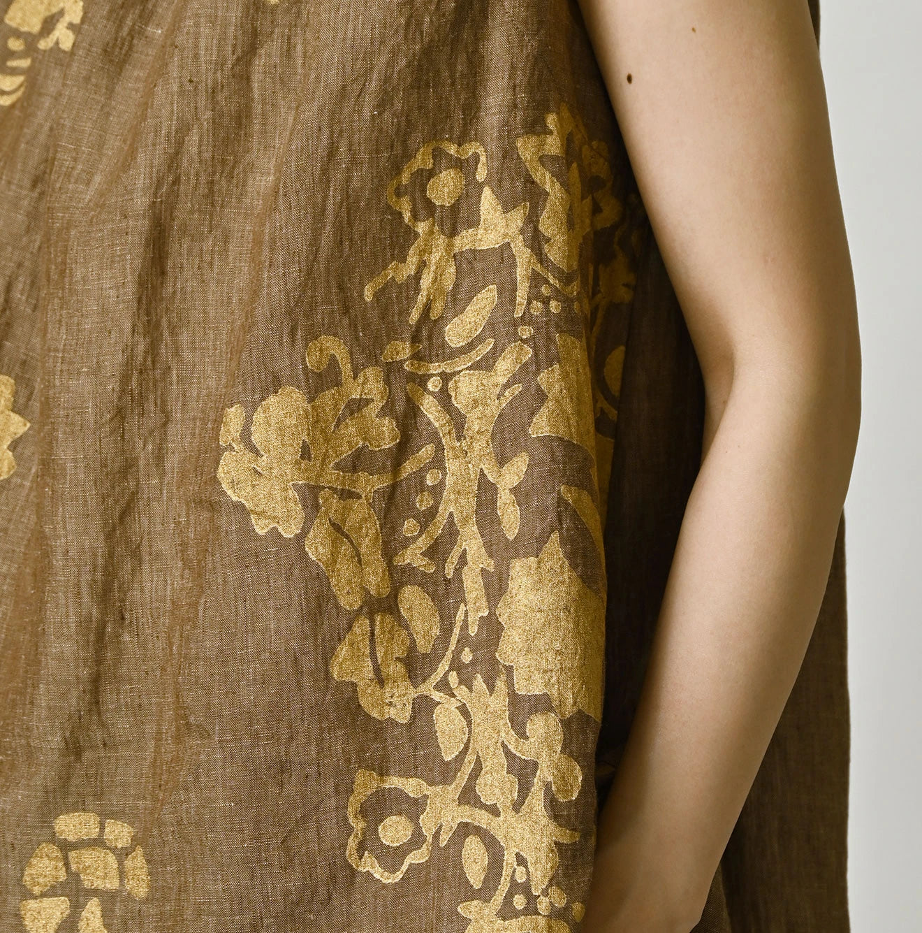 45R Linen Foil Shirring Sleeveless Top - Image 10