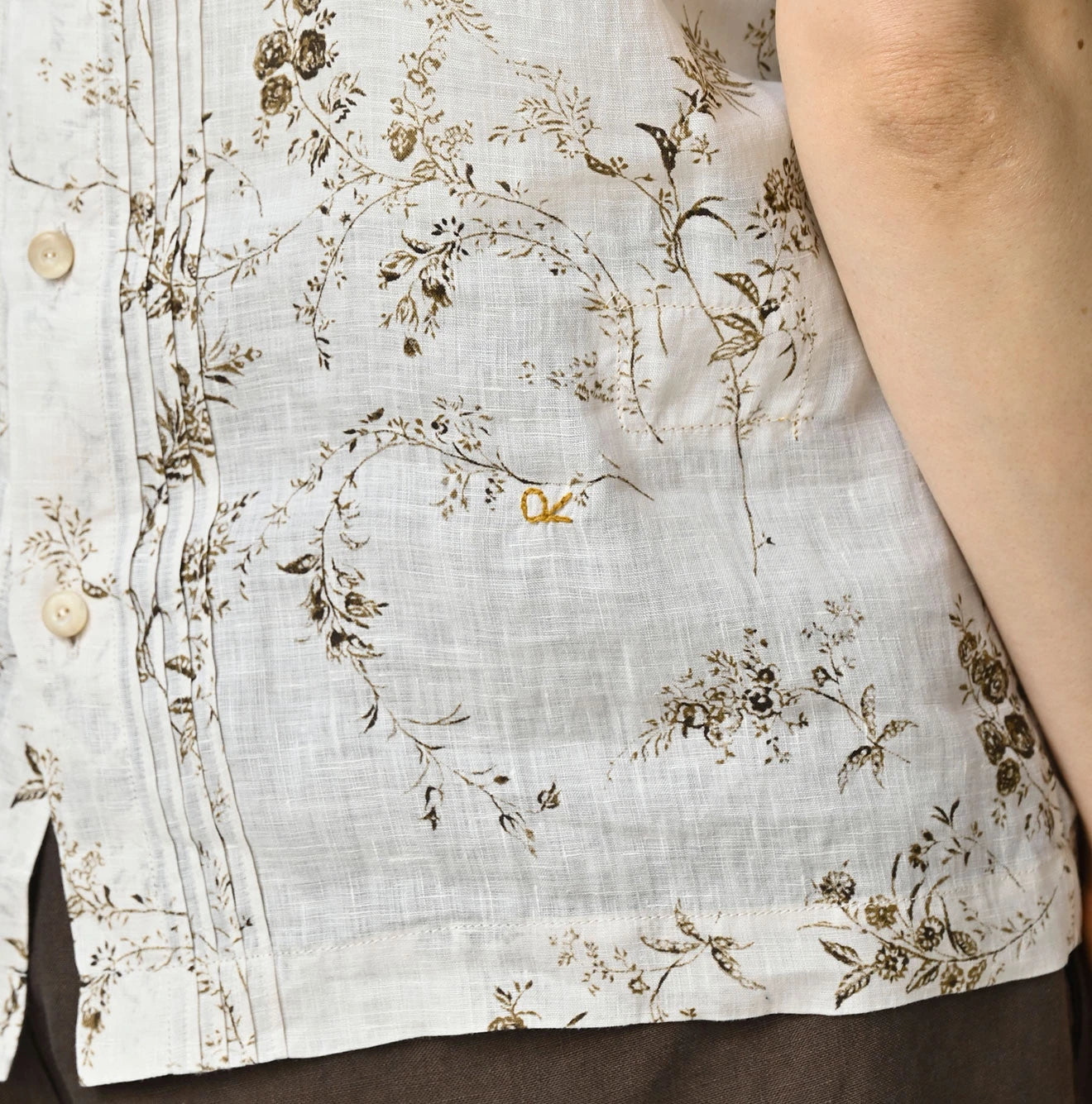 45R Linen Campanula Tucked Collar Blouse - Image 11