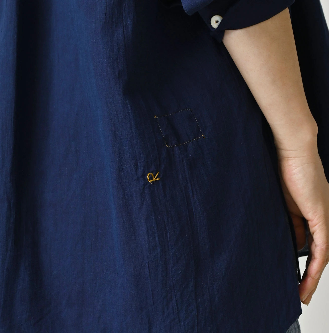45R Ai Indigo Khadi Lace Tuck Smock Blouse - Image 11