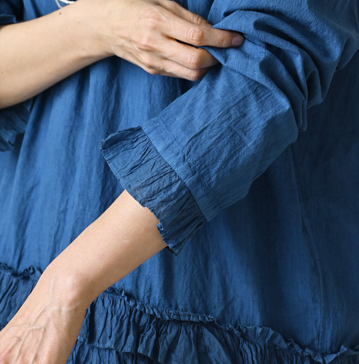 Ai Indigo Khadi Feather Silk Peplum Frill de T-shirt