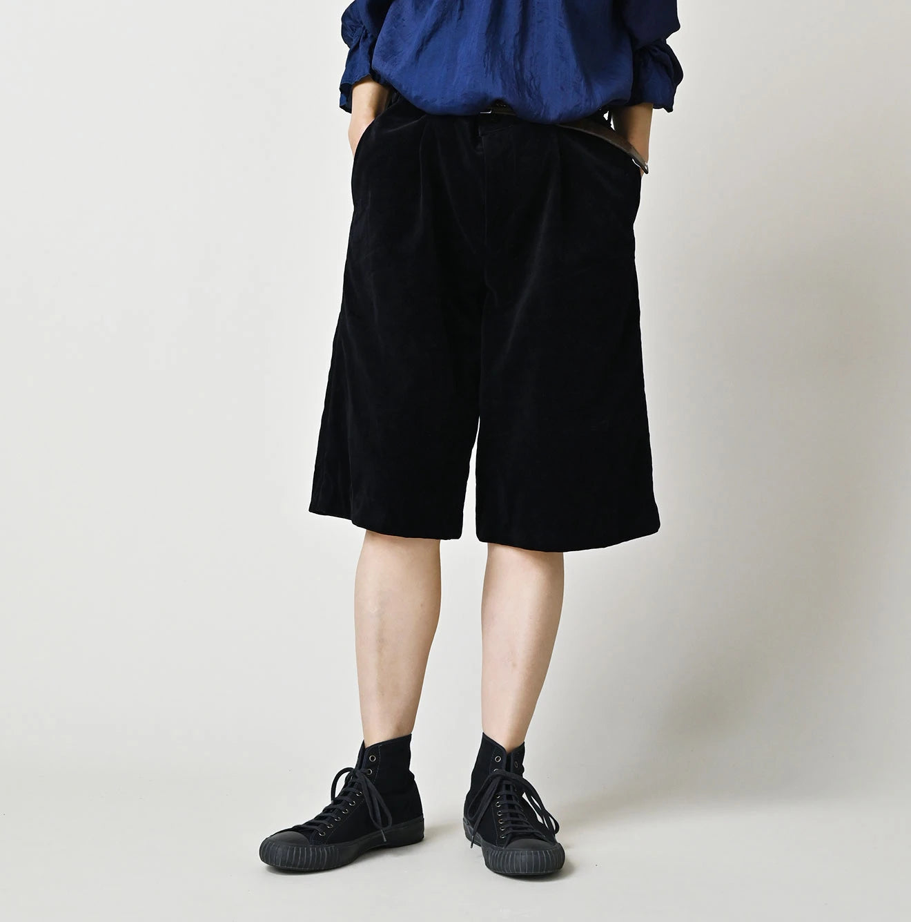 45R Indigo Velvet Lucie Bermuda Pants - Image 4