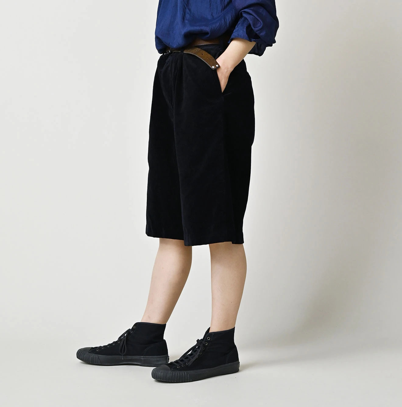 45R Indigo Velvet Lucie Bermuda Pants - Image 5