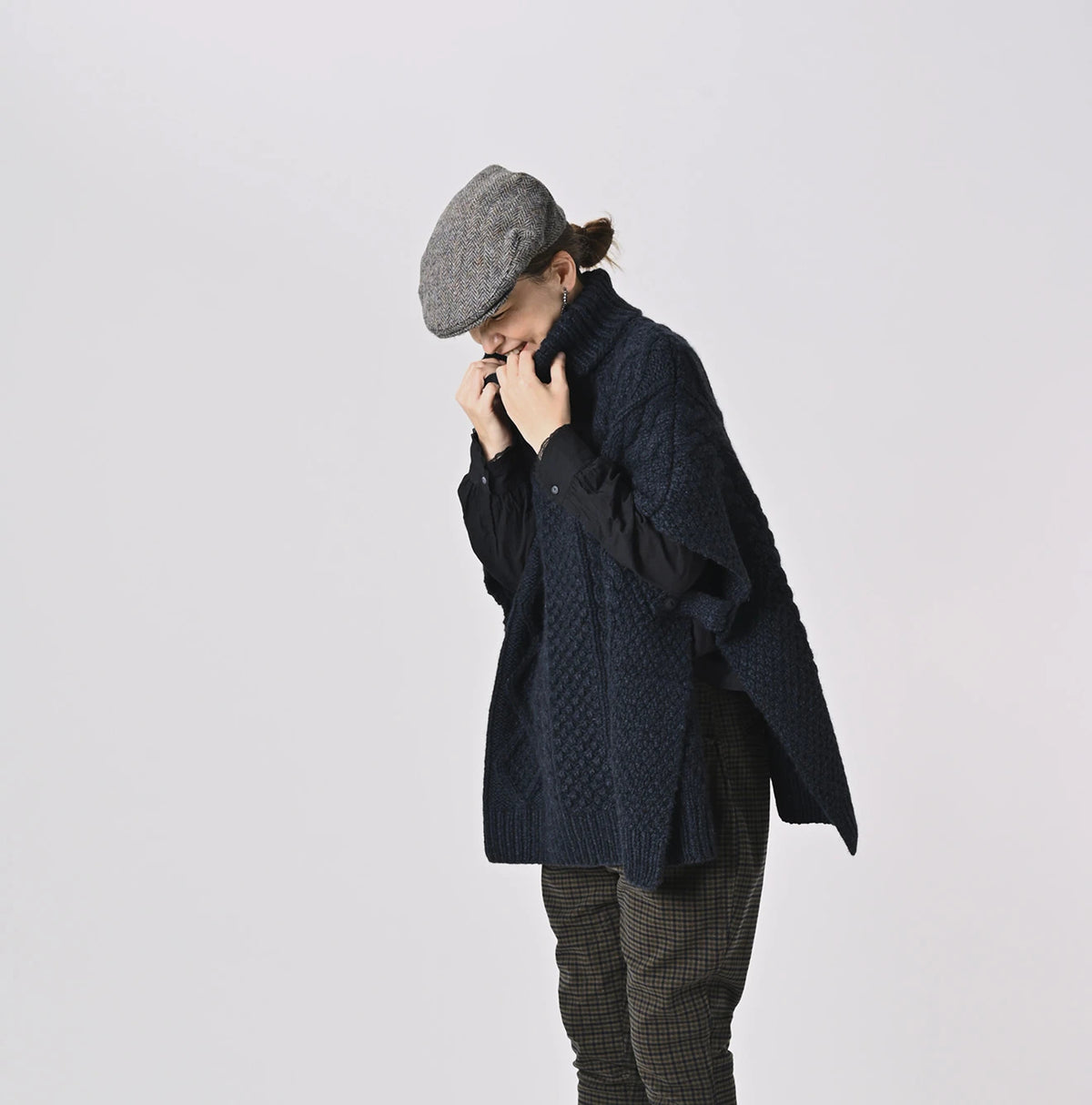 45R Cashmere Aran Poncho - Image 4