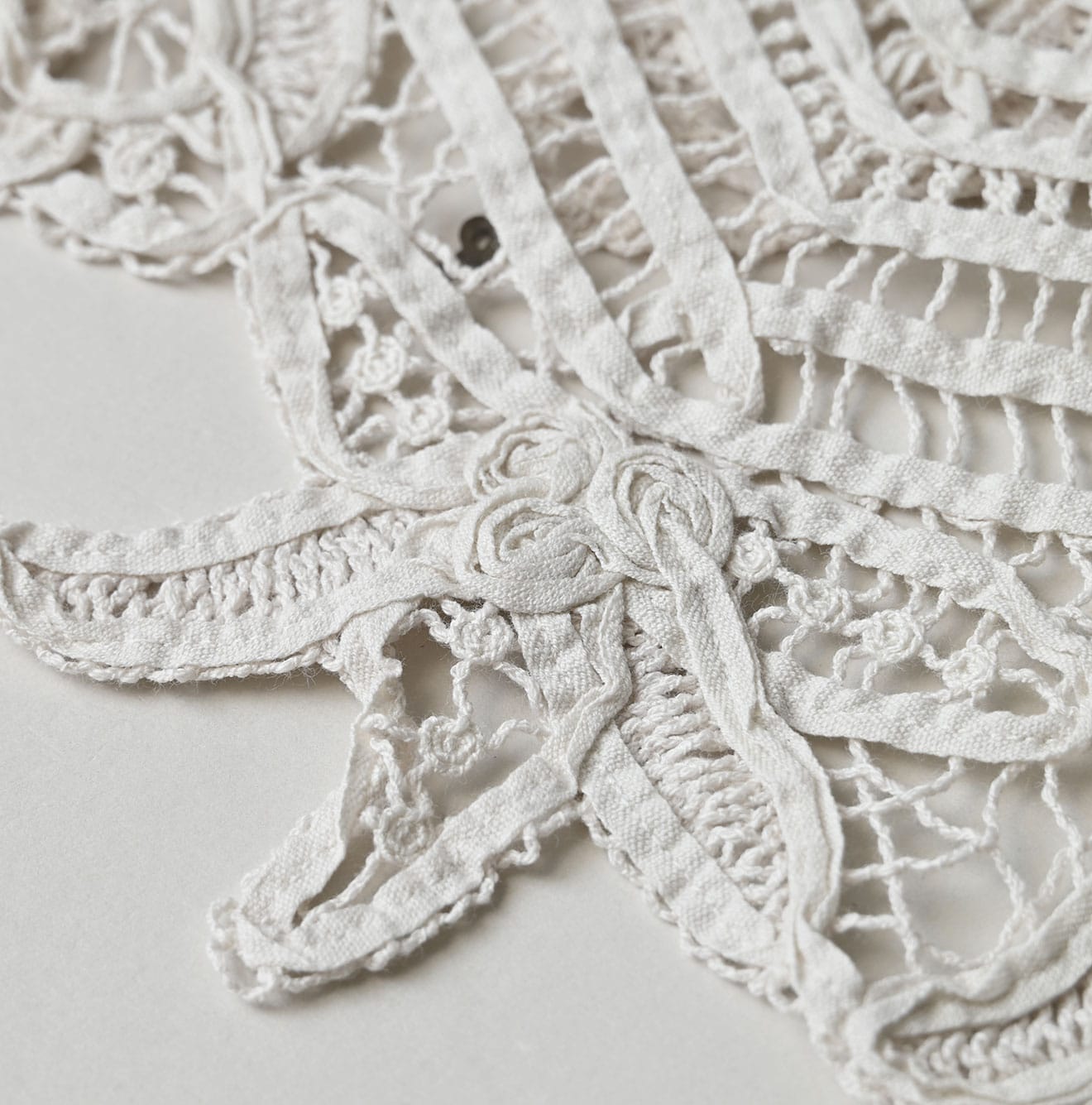 45R Ribbon Lace Collar Grand