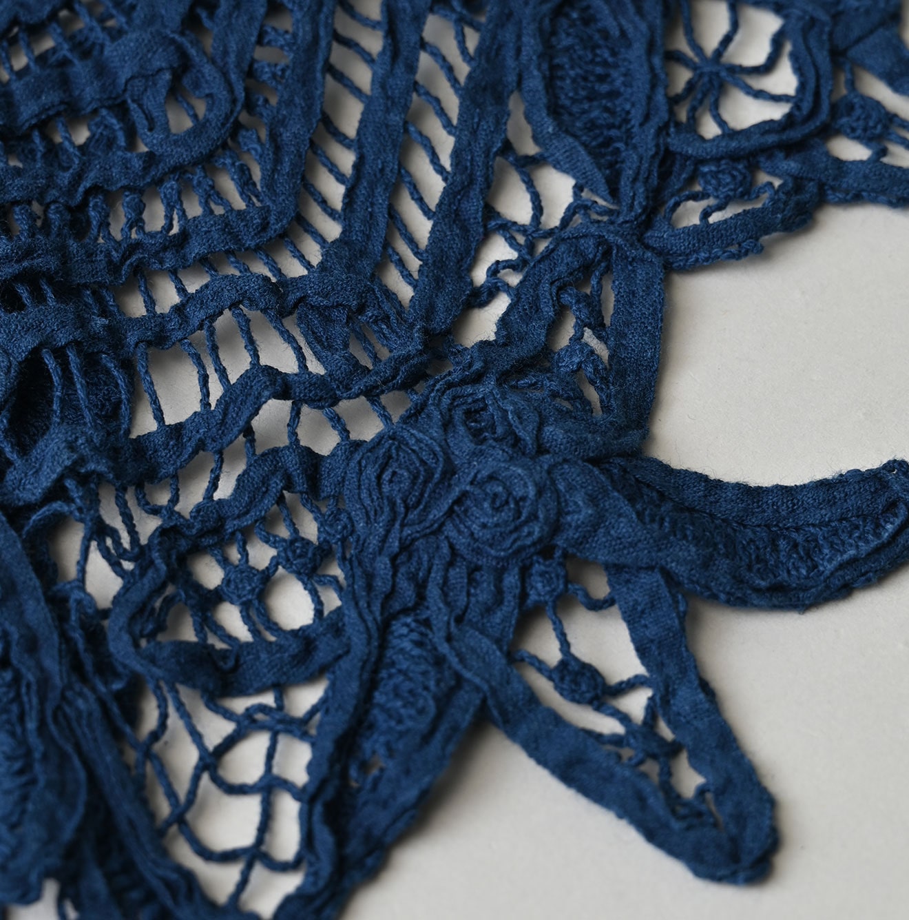 45R Ai Indigo Ribbon Lace Collar Grand