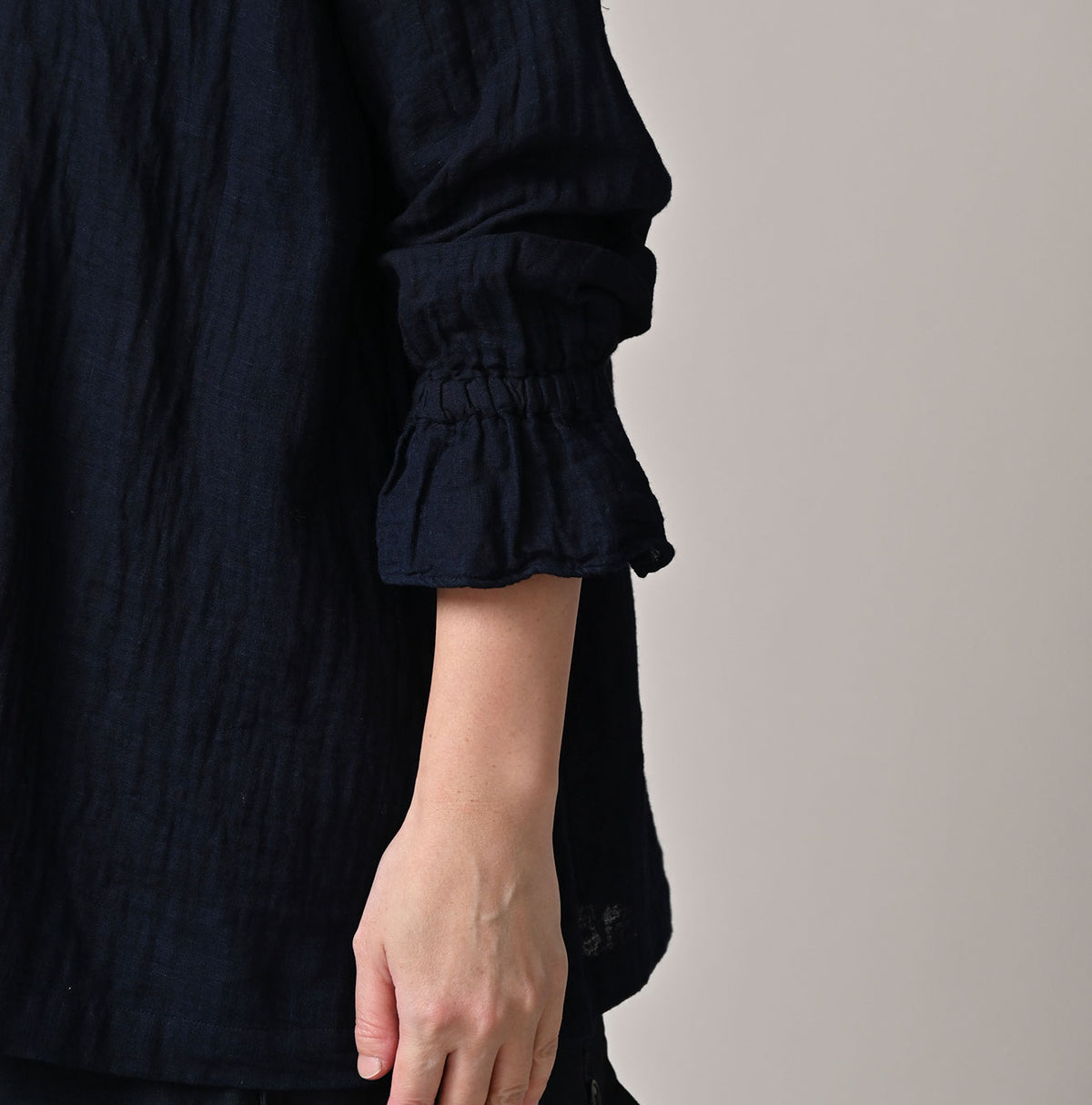 45R Indigo Gauze Doublecloth Frilled Collar Blouse