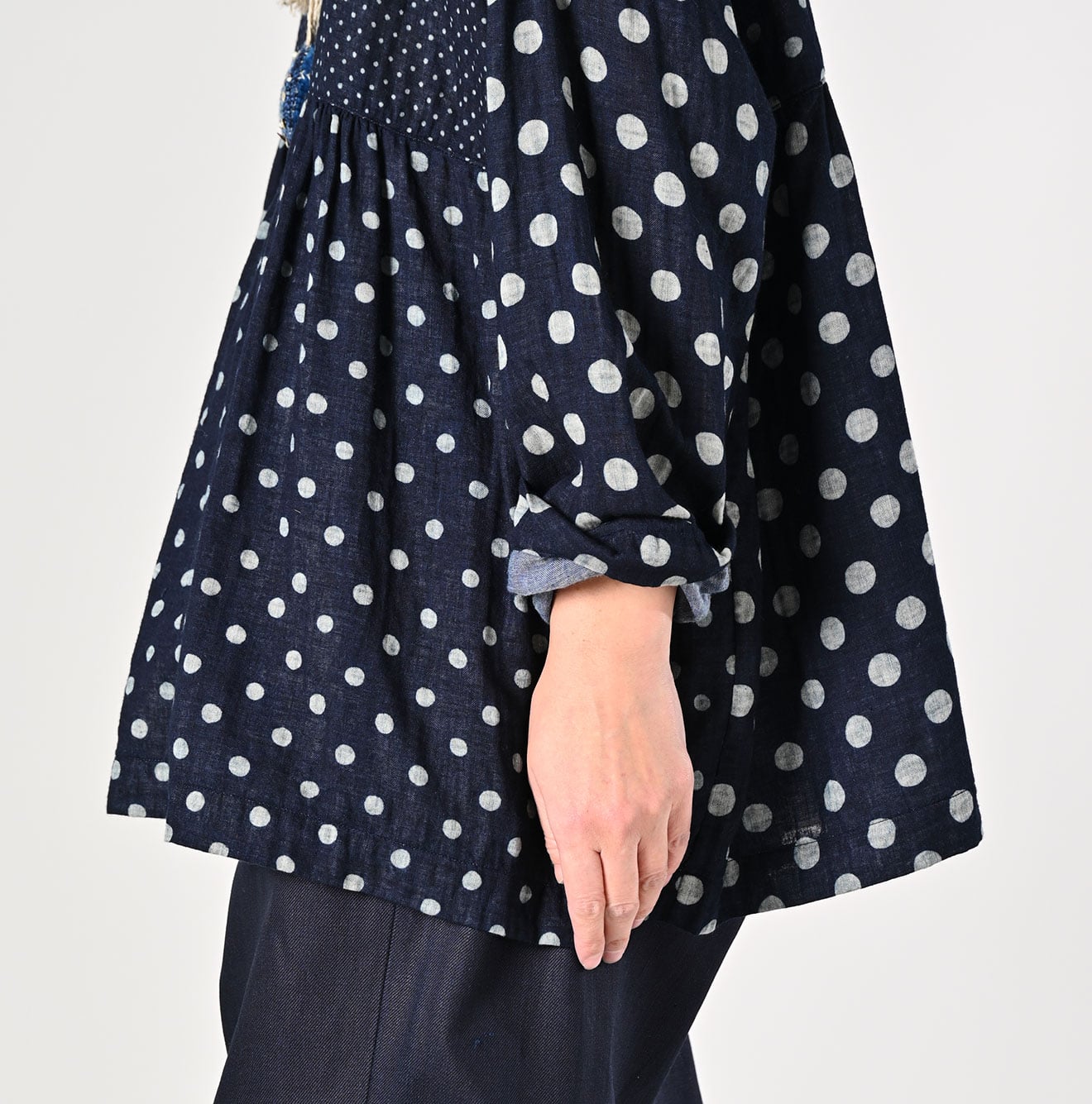 45R Indigo Fuwafuwa Double-woven Dots Blouse