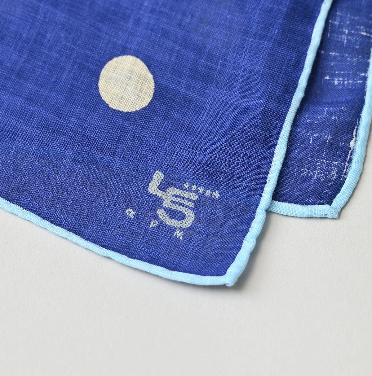 45R Linen Trois Chief