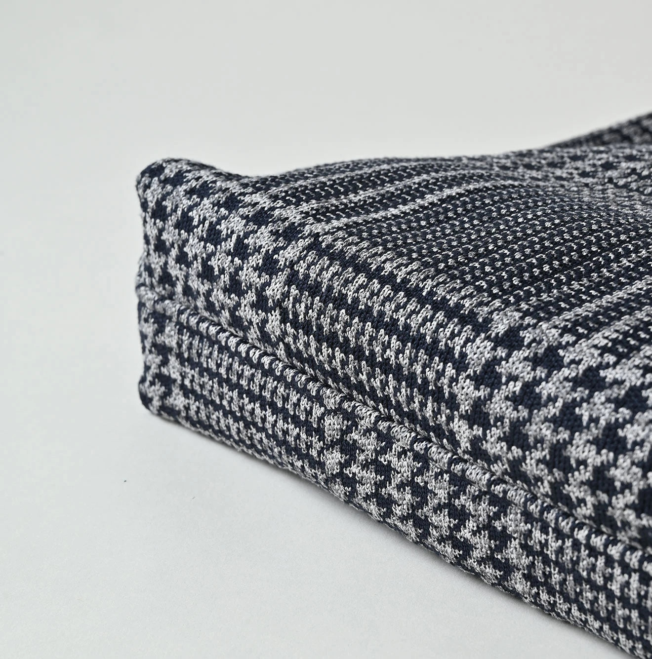 45R Jacquard Herringbone Tote Bag - Image 10