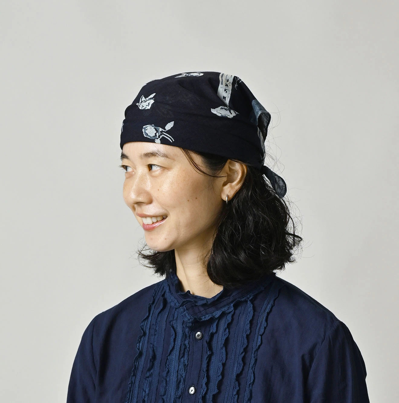 Indigo Gauze Flower Crest Bandana | 45R Official Online Store