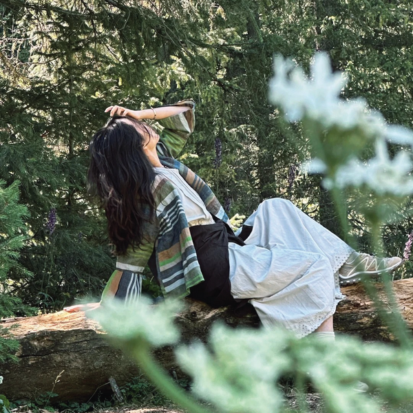 ”我想我的衣柜里永远有一个天地是留给45R的。非常喜欢45R的设计有着牧生活的松弛感，面料舒适有质感，套在身上收获愉悦自我的体验.“