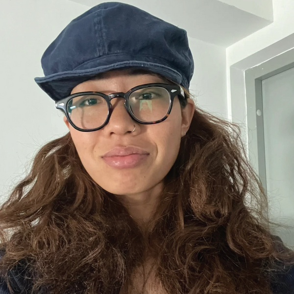 “穿着时常让我感到放松: 发呆时习惯摸摸粗糙的、 丝滑的、厚重的和轻薄的每天不一样的面料, 今天属于我的45R是这样”