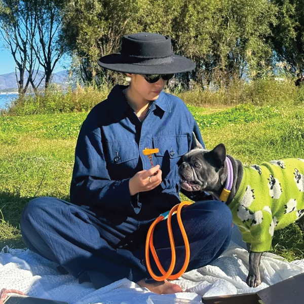 “45R的设计非常贴近我们穿搭的本质，简约不简单，个人很偏爱蓝染系列，是一种时间被凝固的感觉，阳光下的蓝色呈现出植物般的自然光泽。大理也是一座有着悠久蓝染文化的城市，生活在这里，与自然共生，与植...