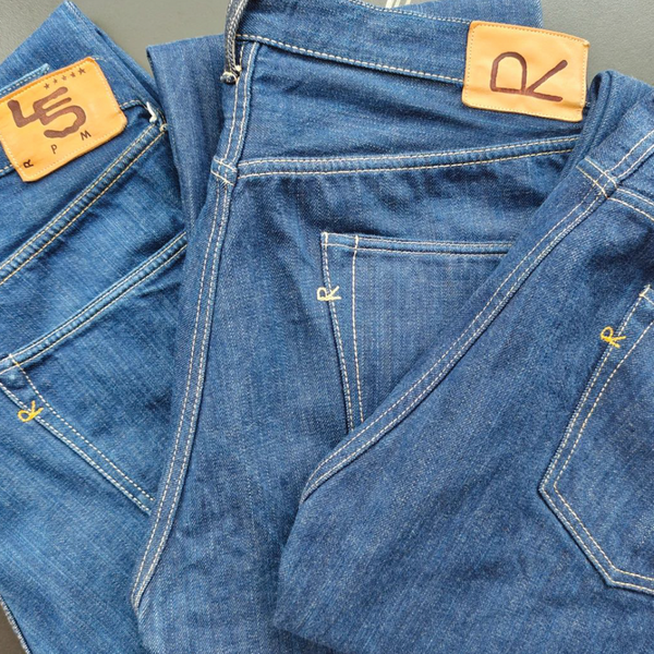 “三条非常喜爱的45R牛仔裤，6.5支粗线造就的凸凹质感的面料摸起来非常有复古的感觉，顶级AI蓝染蓝的让人心醉。近年流行的略宽松的直通裤型上身舒适度没话说。希望经过岁月的洗礼能慢慢褪色出独一无二...